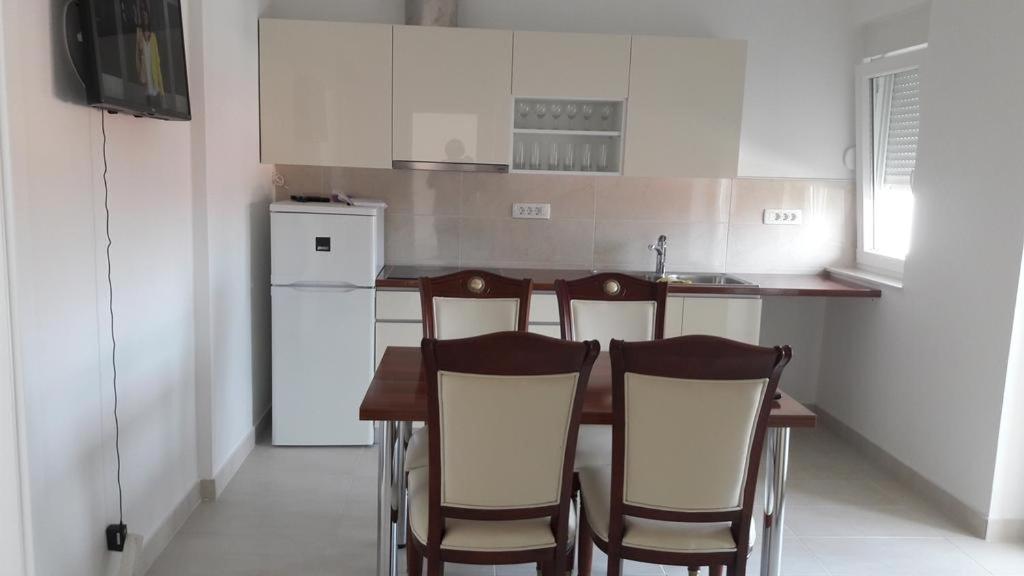 Apartments By The Sea Bilo, Primosten - 14601 Екстериор снимка