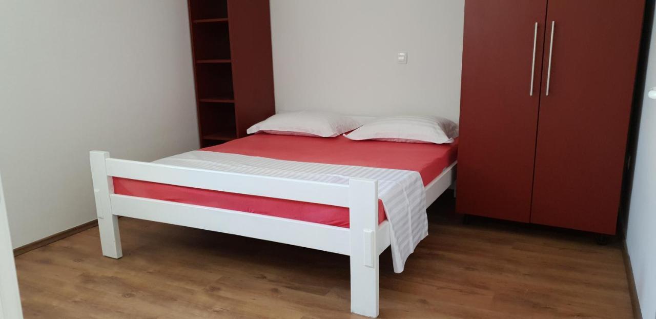Apartments By The Sea Bilo, Primosten - 14601 Екстериор снимка