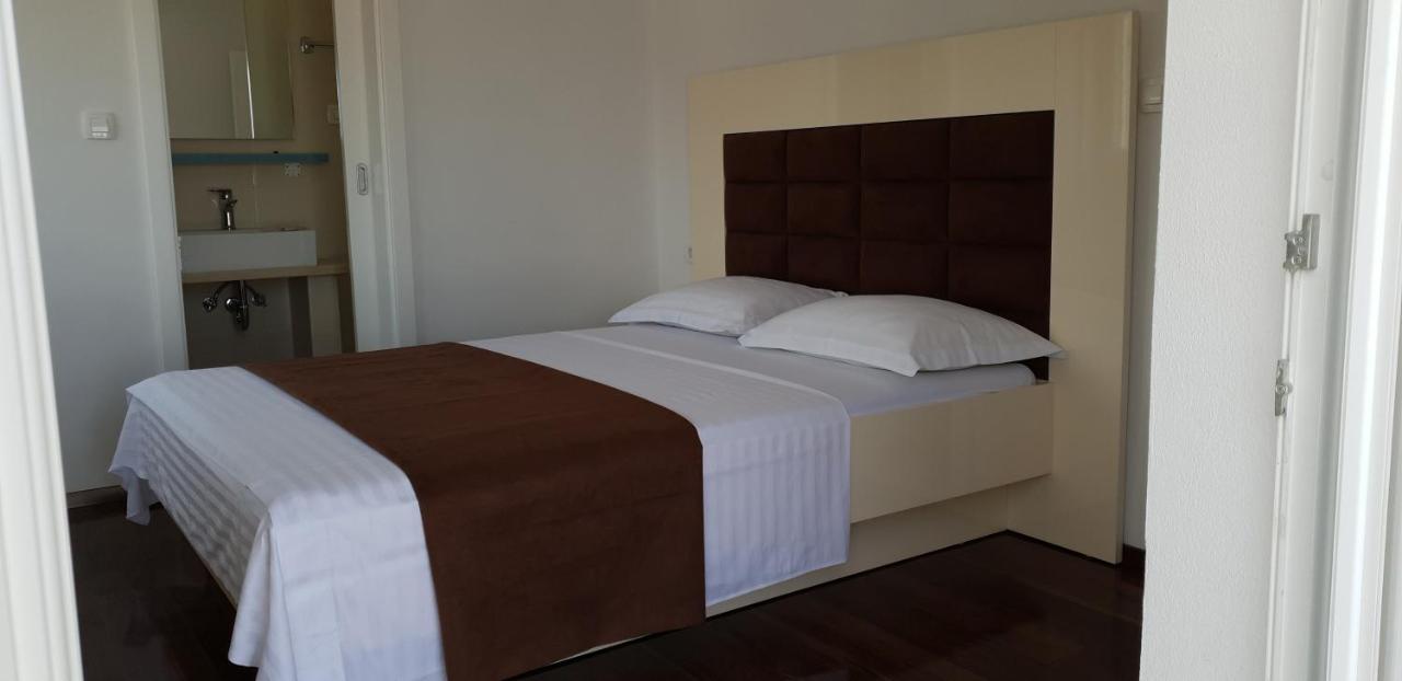 Apartments By The Sea Bilo, Primosten - 14601 Екстериор снимка